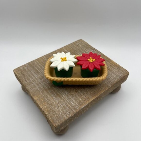 Vintage Avon Christmas Poinsettia Salt and‎ Pepper Shakers in a Basket - Picture 5 of 7